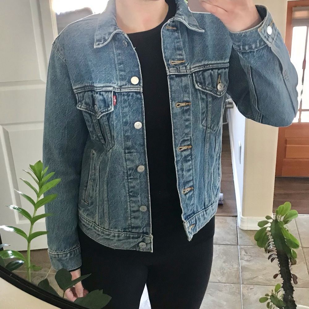 Women’s Levi’s jean jacket